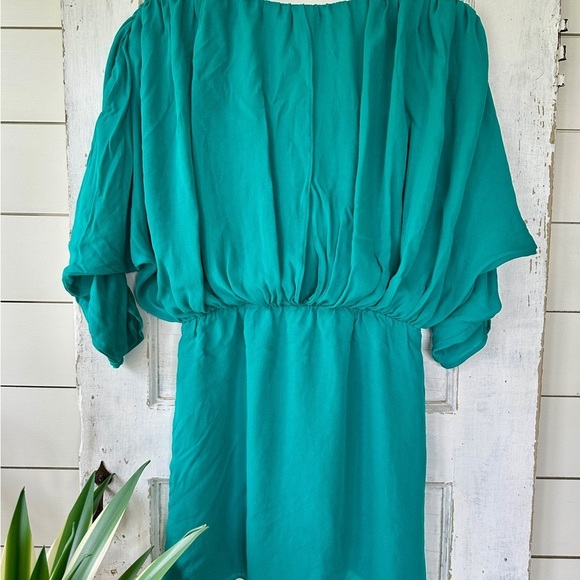 PARKER, WOMENS MINI DRESS. DOLMAN SLEEVE WITH RUCHING. V-NECK WITH SNAP. SIZE XS - Picture 6 of 8